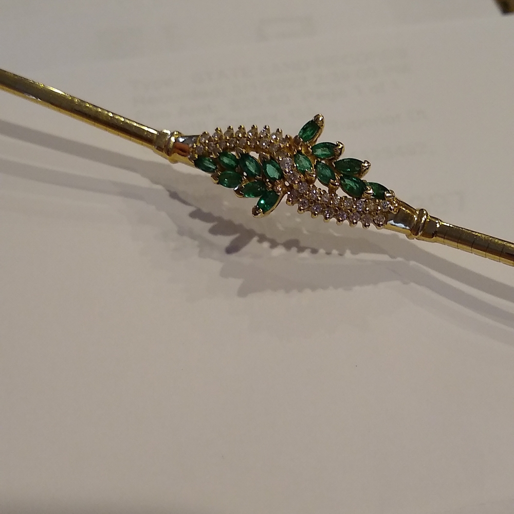 Emerald and diamond Omega bracelet, 14k yellow gold - Picture 5 of 13